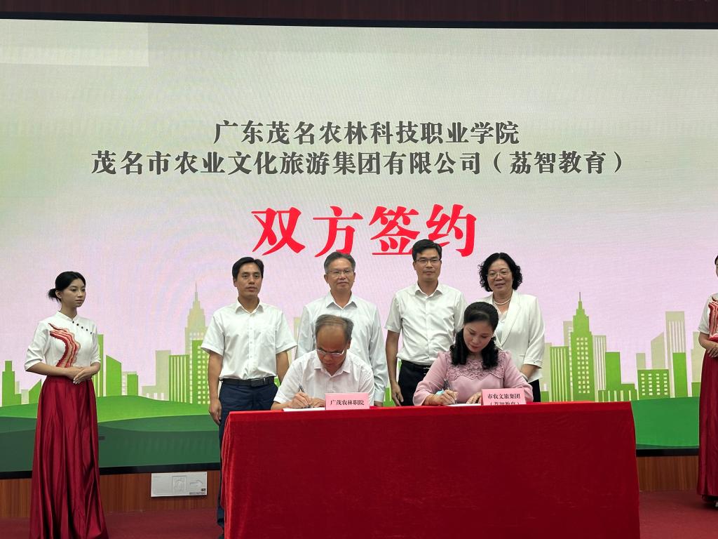 我校在田径运动场隆重举行2025级新